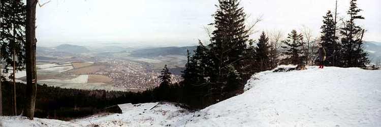 Původní místo, kde stála rozhledna a útulna na Svatoboru. Dole je vidět město Sušice (foto prosinec 2000)